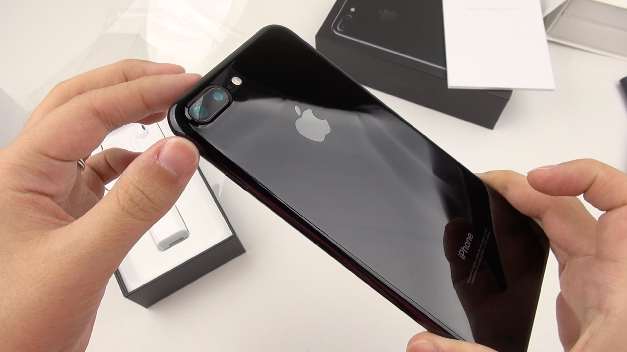 iPhone 7 Jet Black měl být prémiová řada, ale je z něj nejlevnější