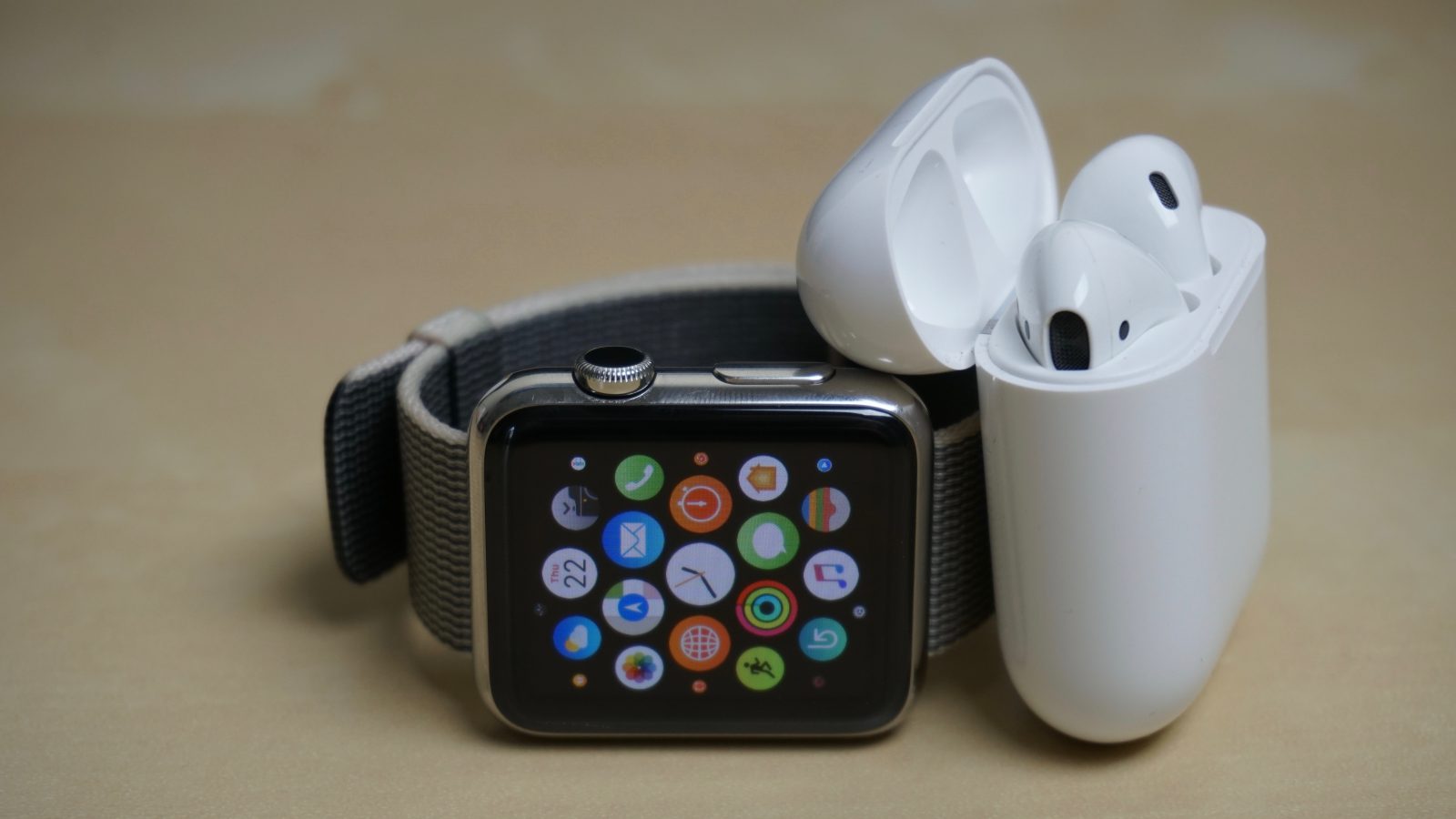 Что лучше airpods или apple watch