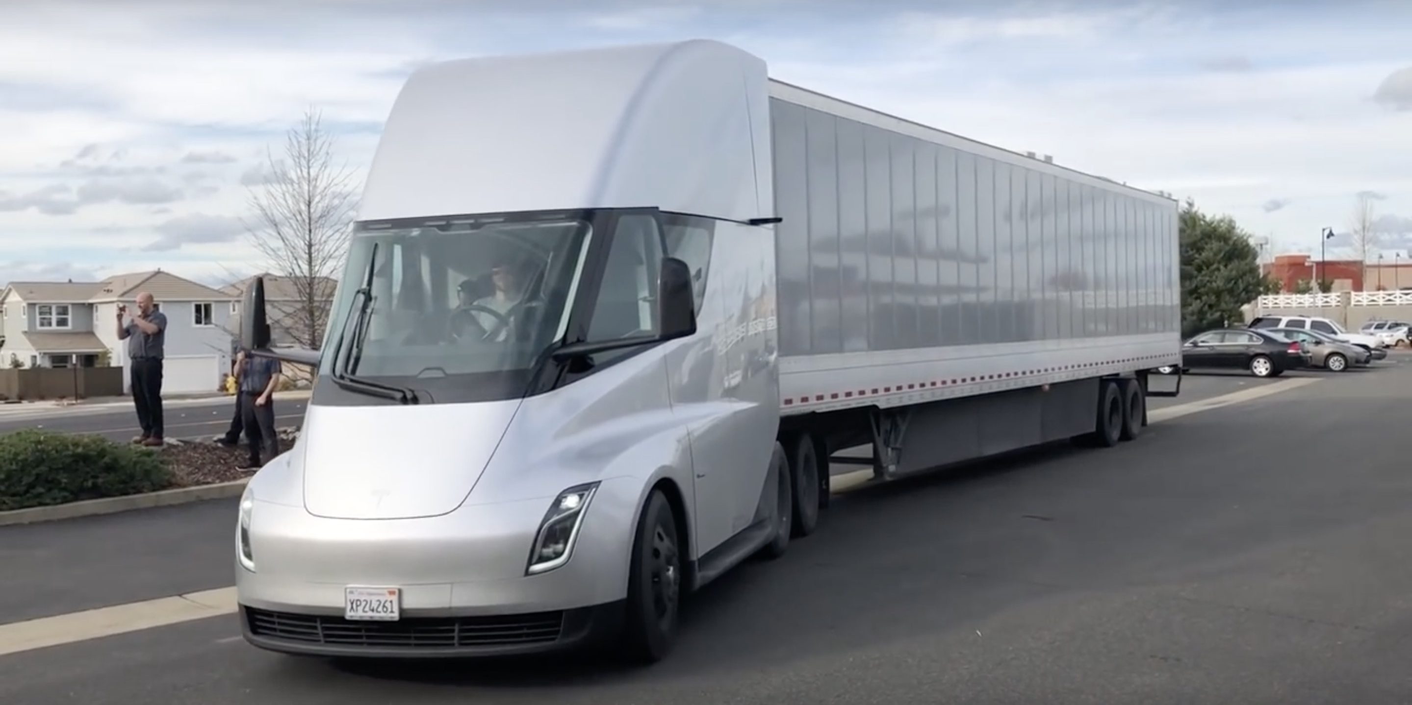 teslanovinky-cz-n-kladn-elektrick-vozy-tesla-semi-budou-p-epravovat