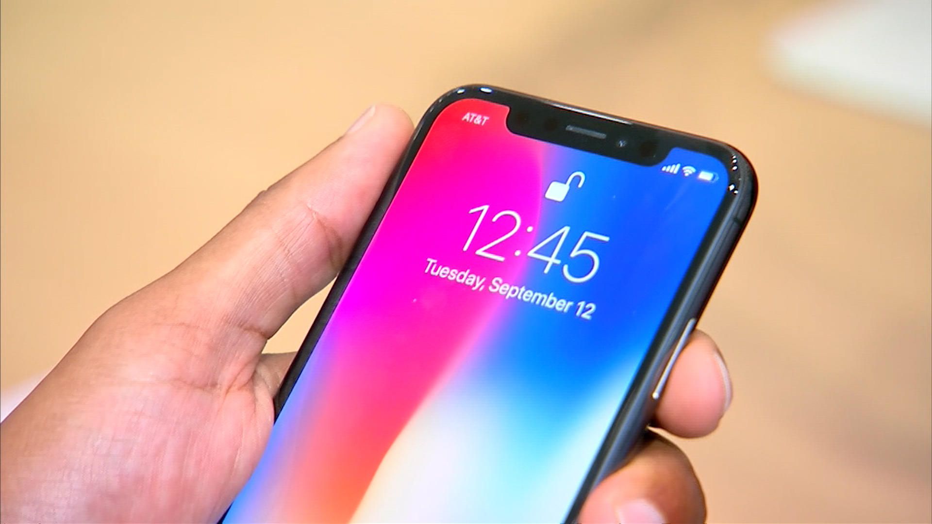 Apple dnes začal prodávat repasované modely iPhone X v USA